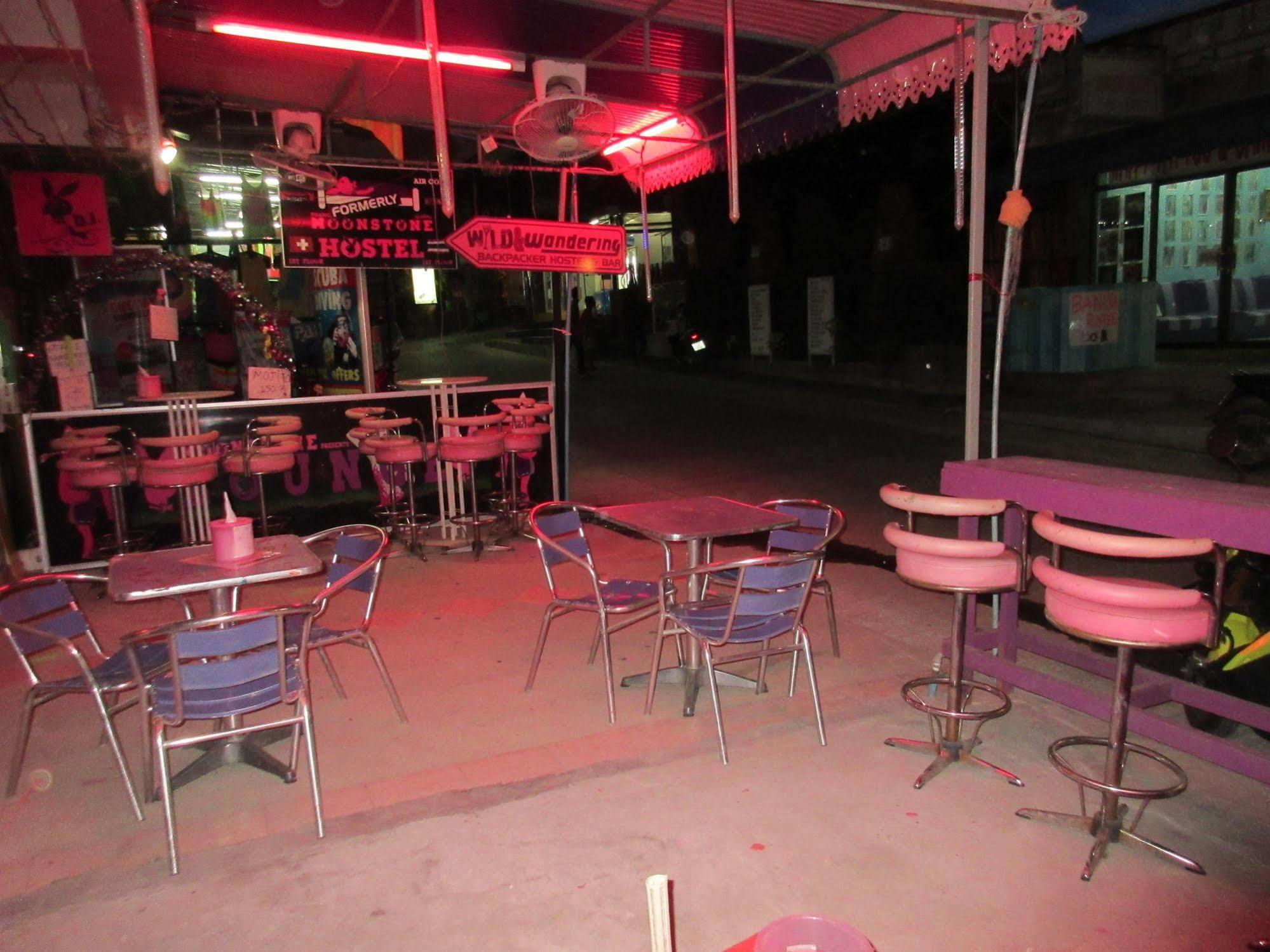 Wild & Wandering Backpacker Hostel & Bar Хаад Рин Экстерьер фото