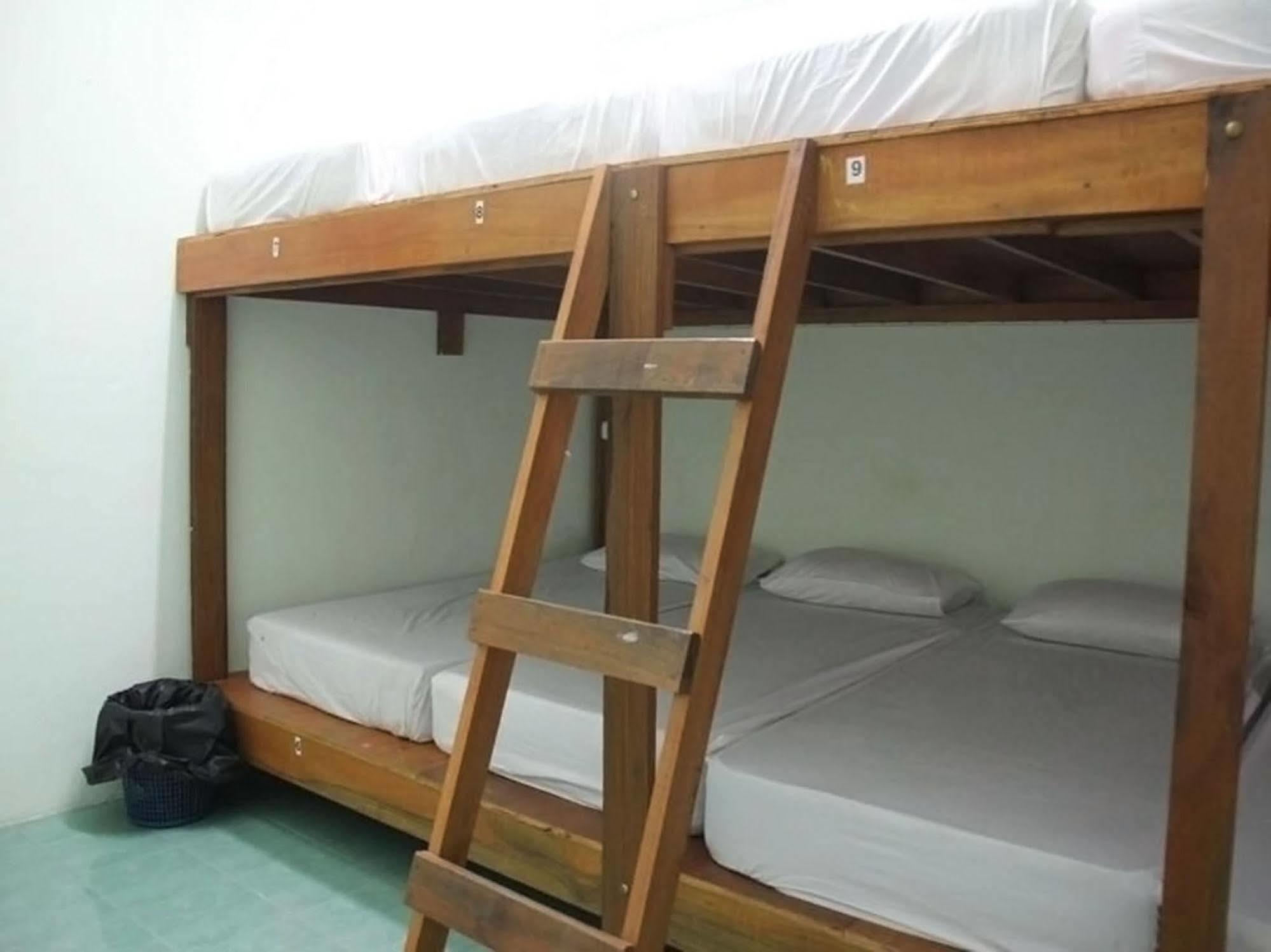 Wild & Wandering Backpacker Hostel & Bar Хаад Рин Экстерьер фото