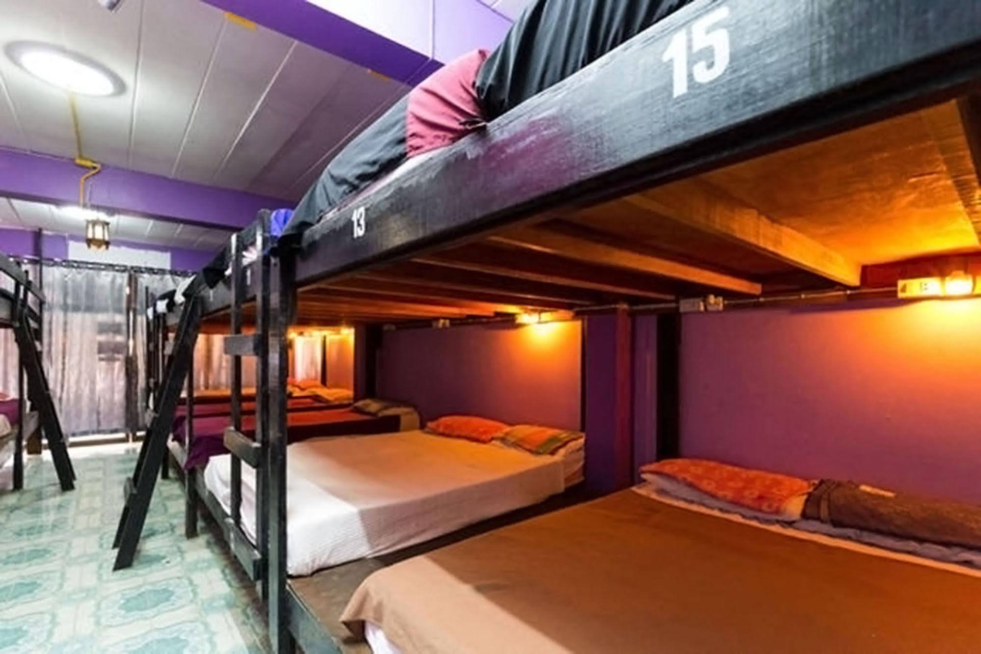 Wild & Wandering Backpacker Hostel & Bar Хаад Рин Экстерьер фото